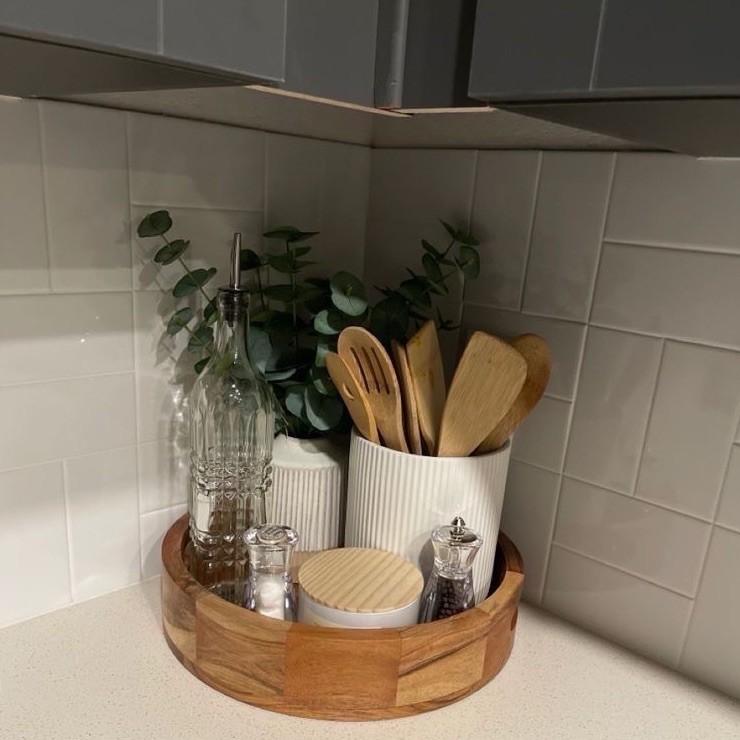 Before and After Decluttering – A messy living room before decluttering and an organised, clutter-free space after applying easy decluttering tips.