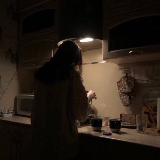 Before and After Decluttering – A messy kitchen room before decluttering and an organised, clutter-free space after applying easy decluttering tips