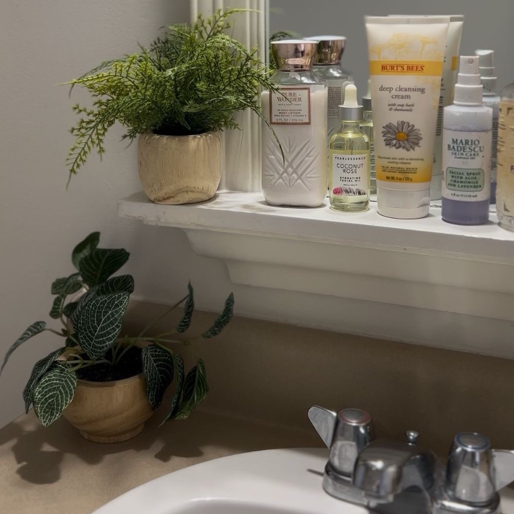 Desk Organisation – A clean and organised home office desk with neatly arranged stationery, a laptop, and a coffee mug for productive work.